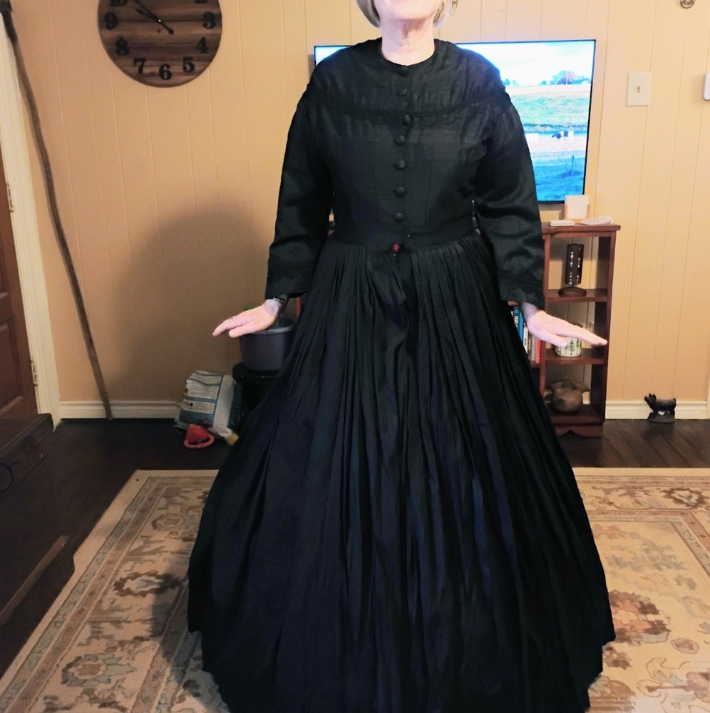 Victorian mourning dress, civil war reenactment ladies 14